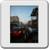 CALLE CON GRAN CANTIDAD DE AUTOS